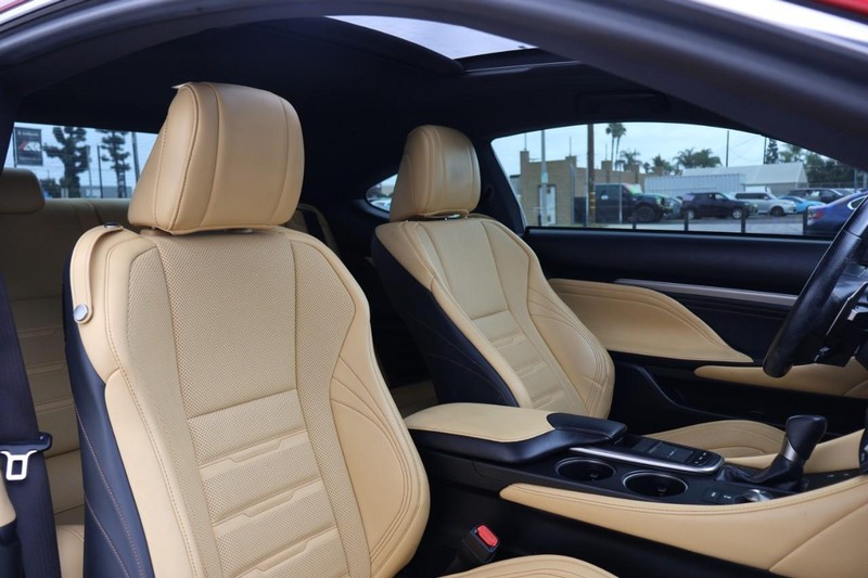 Lexus RC Vehicle Full-screen Gallery Image 24