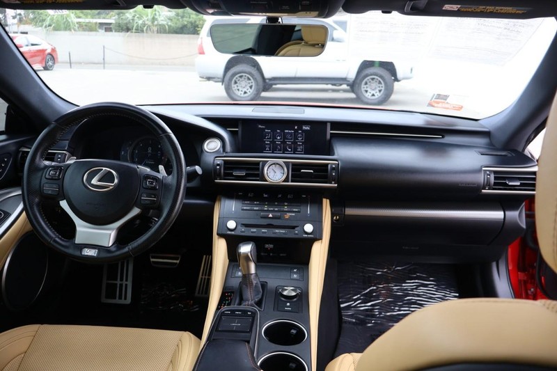 Lexus RC Vehicle Full-screen Gallery Image 26
