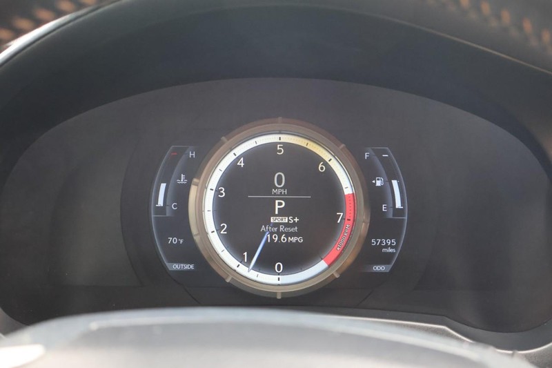 Lexus RC Vehicle Full-screen Gallery Image 27