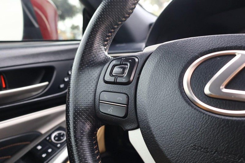 Lexus RC Vehicle Full-screen Gallery Image 29