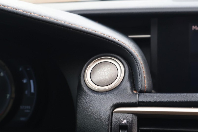 Lexus RC Vehicle Full-screen Gallery Image 30