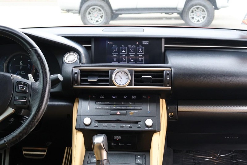 Lexus RC Vehicle Full-screen Gallery Image 31