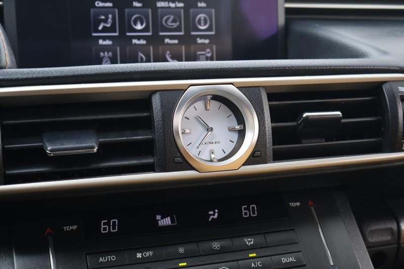 Lexus RC Vehicle Full-screen Gallery Image 34