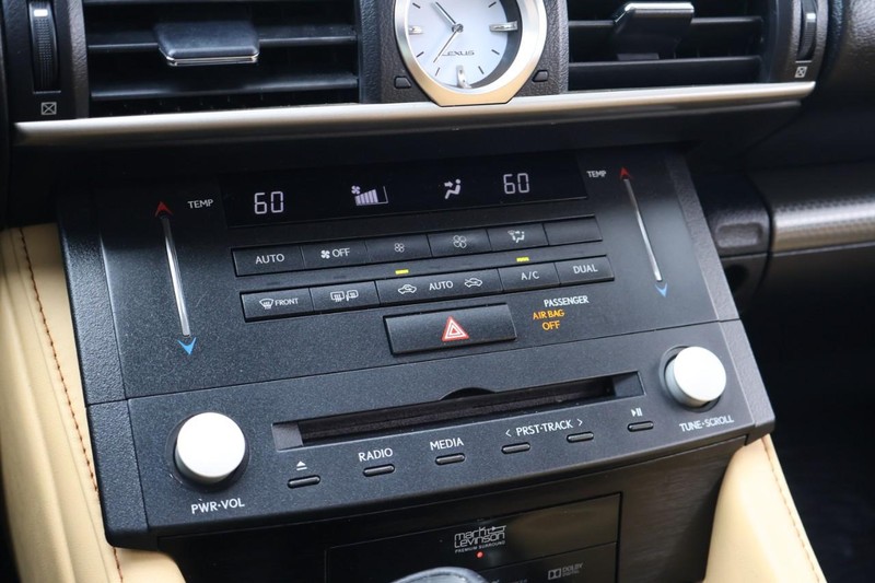 Lexus RC Vehicle Full-screen Gallery Image 35