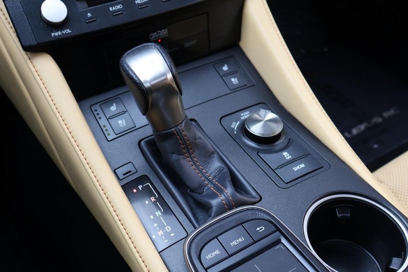 Lexus RC Vehicle Full-screen Gallery Image 36