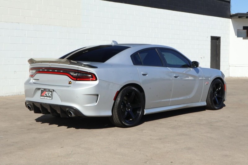 Dodge Charger Vehicle Full-screen Gallery Image 05