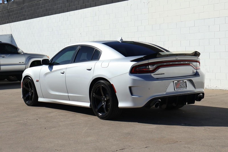 Dodge Charger Vehicle Full-screen Gallery Image 10