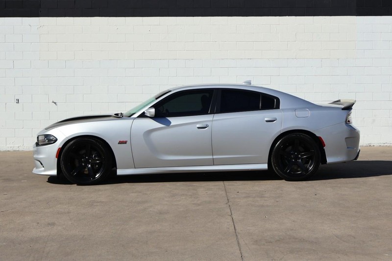 Dodge Charger Vehicle Full-screen Gallery Image 11