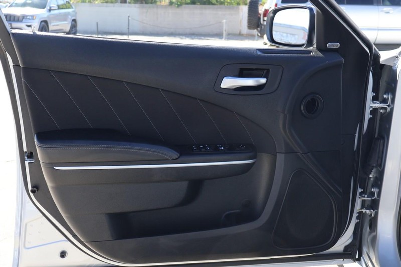 Dodge Charger Vehicle Full-screen Gallery Image 15