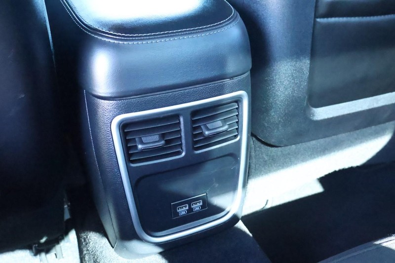 Dodge Charger Vehicle Full-screen Gallery Image 25