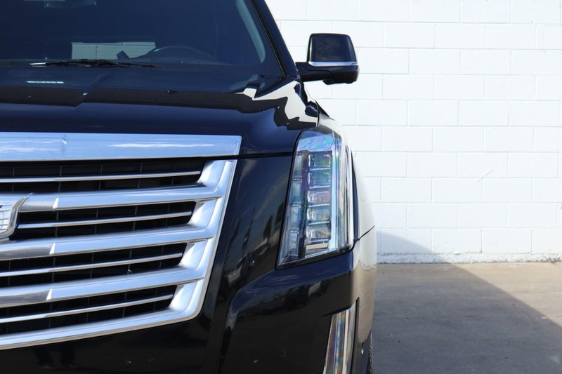 Cadillac Escalade ESV Vehicle Full-screen Gallery Image 03
