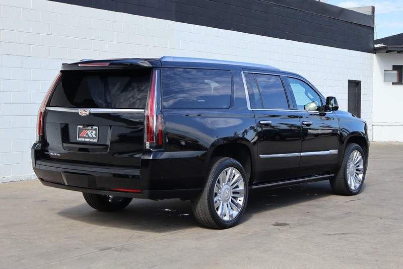 Cadillac Escalade ESV Vehicle Full-screen Gallery Image 05