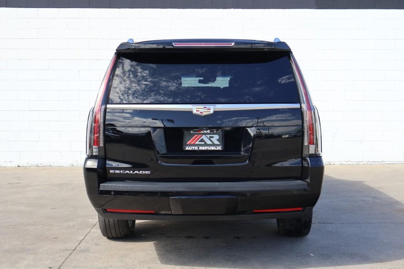 Cadillac Escalade ESV Vehicle Full-screen Gallery Image 06