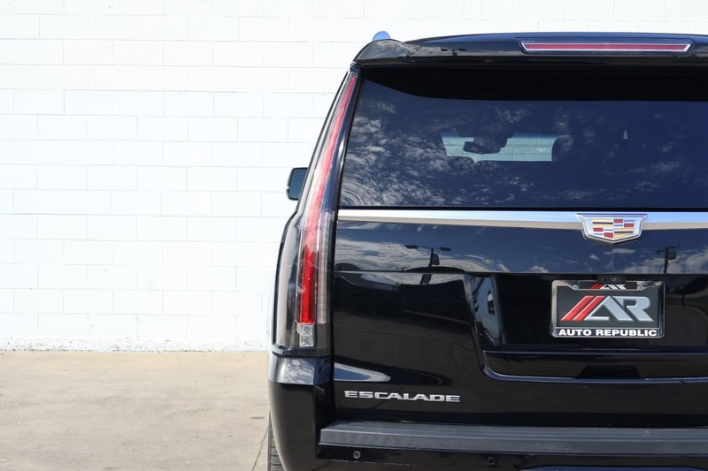 Cadillac Escalade ESV Vehicle Full-screen Gallery Image 07