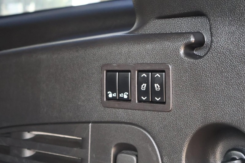 Cadillac Escalade ESV Vehicle Full-screen Gallery Image 10