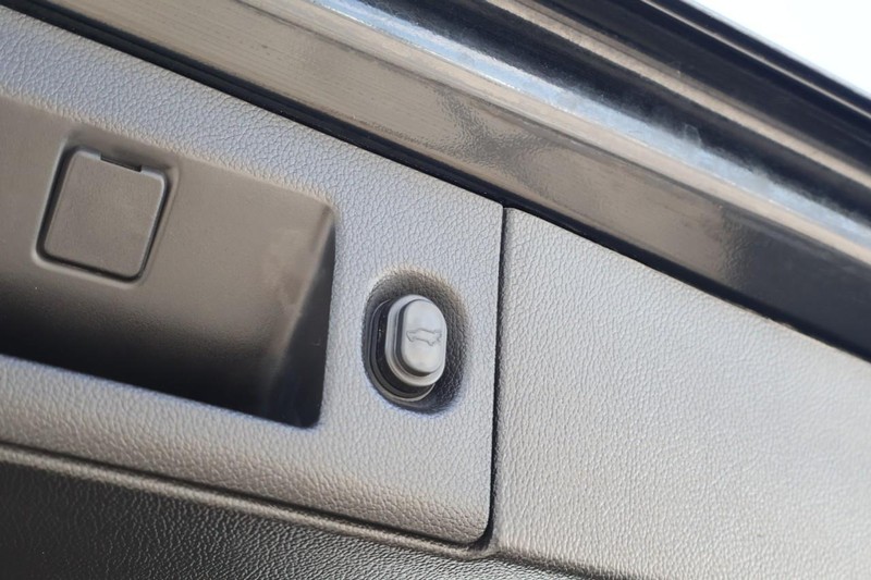 Cadillac Escalade ESV Vehicle Full-screen Gallery Image 11