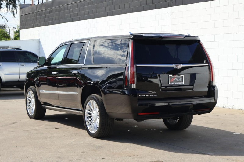 Cadillac Escalade ESV Vehicle Full-screen Gallery Image 12