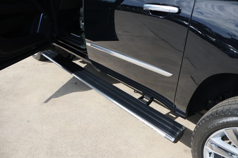 Cadillac Escalade ESV Vehicle Full-screen Gallery Image 15