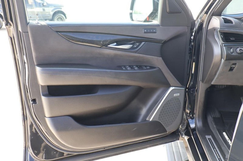 Cadillac Escalade ESV Vehicle Full-screen Gallery Image 18