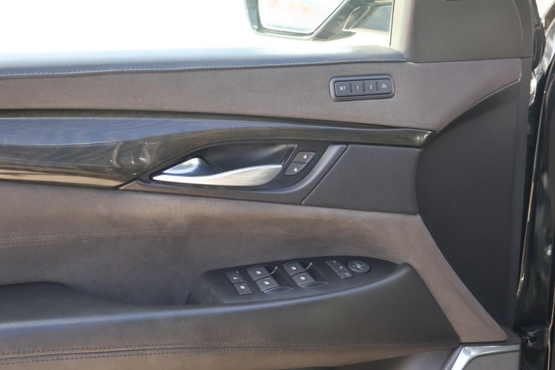 Cadillac Escalade ESV Vehicle Full-screen Gallery Image 19