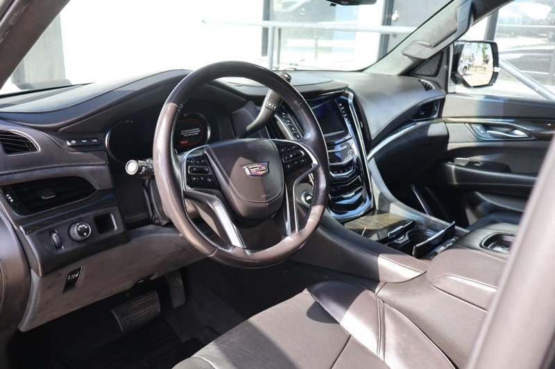 Cadillac Escalade ESV Vehicle Full-screen Gallery Image 20
