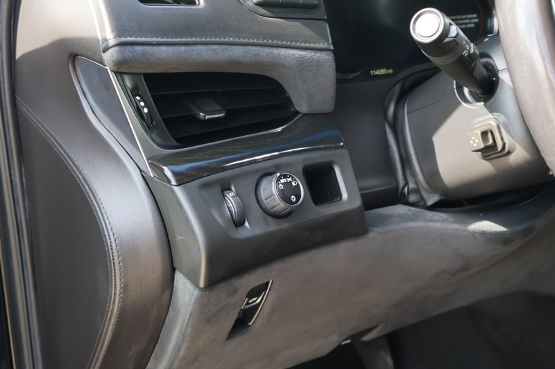 Cadillac Escalade ESV Vehicle Full-screen Gallery Image 21