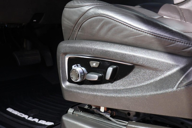 Cadillac Escalade ESV Vehicle Full-screen Gallery Image 22