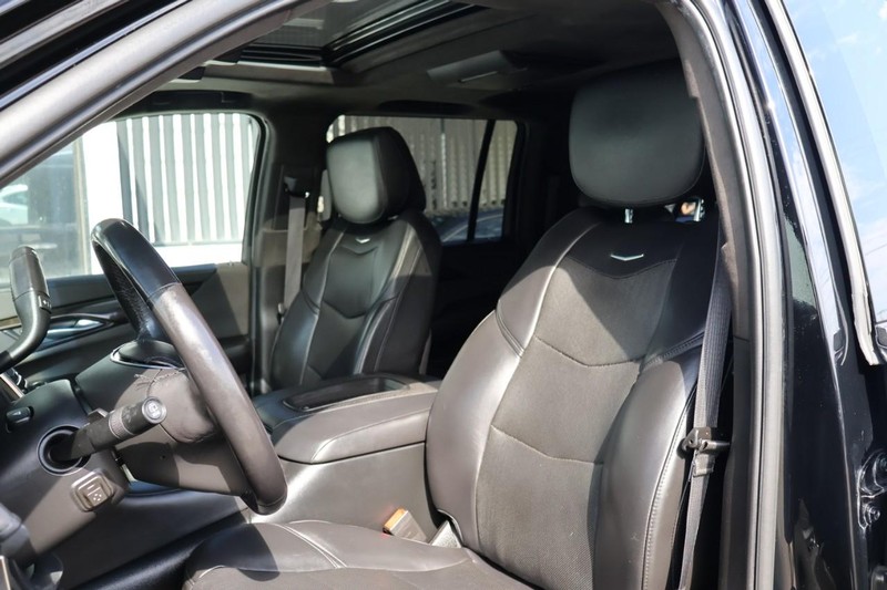 Cadillac Escalade ESV Vehicle Full-screen Gallery Image 23