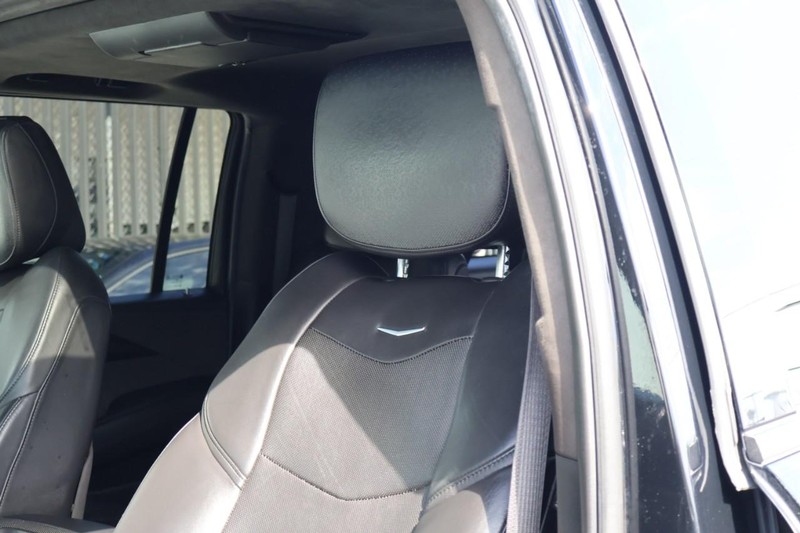 Cadillac Escalade ESV Vehicle Full-screen Gallery Image 24