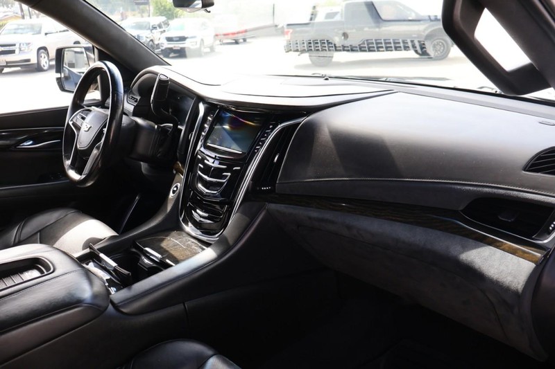 Cadillac Escalade ESV Vehicle Full-screen Gallery Image 25