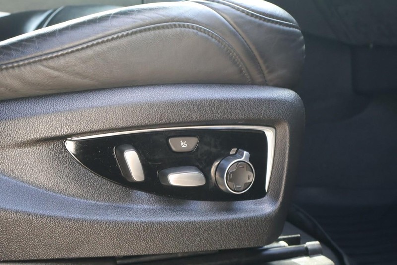 Cadillac Escalade ESV Vehicle Full-screen Gallery Image 26