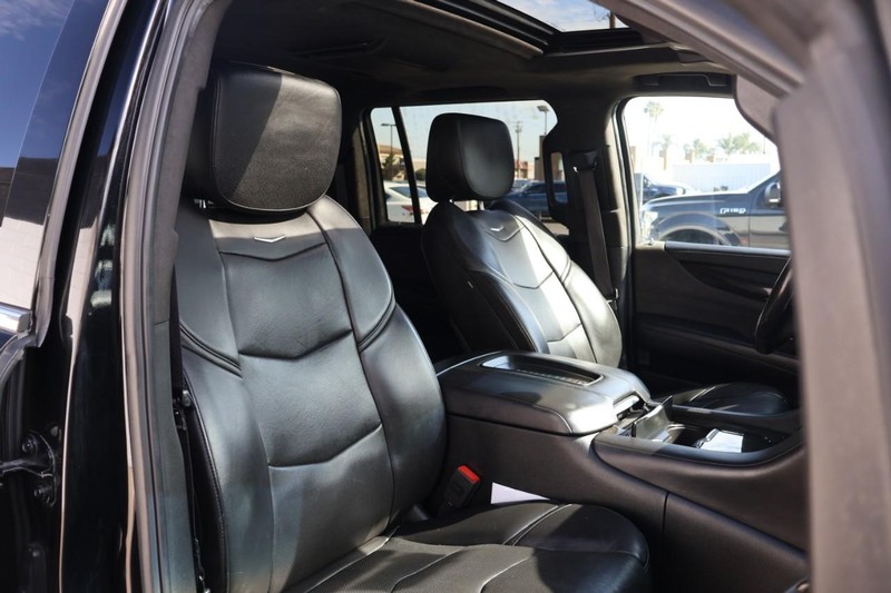 Cadillac Escalade ESV Vehicle Full-screen Gallery Image 27