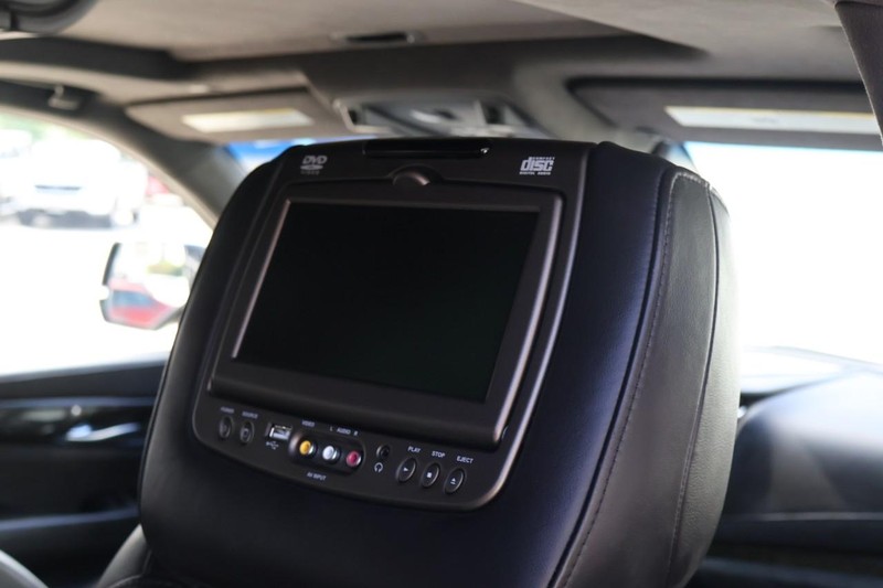 Cadillac Escalade ESV Vehicle Full-screen Gallery Image 30