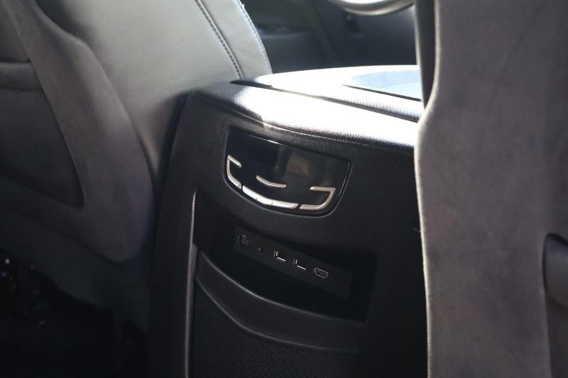 Cadillac Escalade ESV Vehicle Full-screen Gallery Image 32