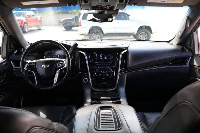 Cadillac Escalade ESV Vehicle Full-screen Gallery Image 33