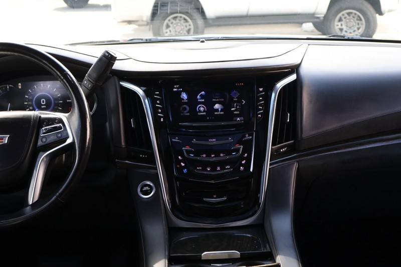 Cadillac Escalade ESV Vehicle Full-screen Gallery Image 39