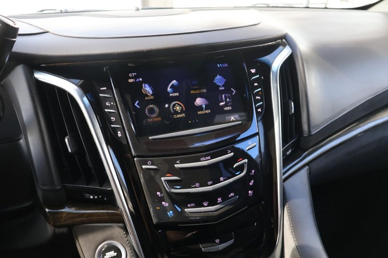 Cadillac Escalade ESV Vehicle Full-screen Gallery Image 40