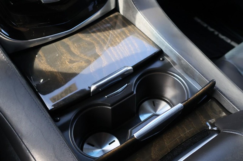 Cadillac Escalade ESV Vehicle Full-screen Gallery Image 42