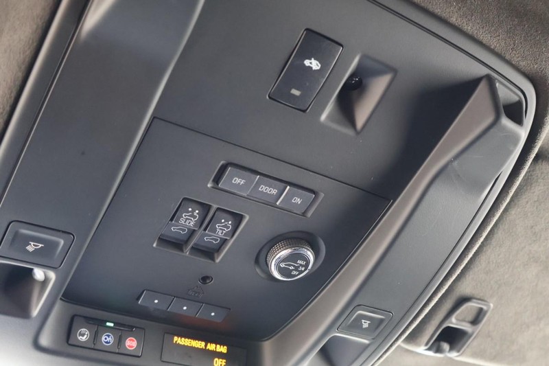 Cadillac Escalade ESV Vehicle Full-screen Gallery Image 43