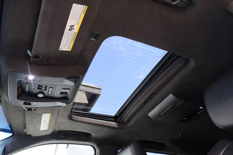 Cadillac Escalade ESV Vehicle Full-screen Gallery Image 44