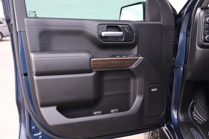 Chevrolet Silverado 1500 Vehicle Full-screen Gallery Image 18