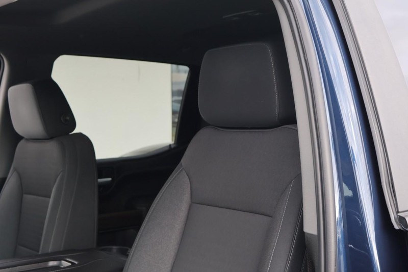 Chevrolet Silverado 1500 Vehicle Full-screen Gallery Image 24