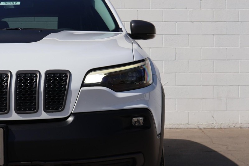 Jeep Cherokee Vehicle Full-screen Gallery Image 03