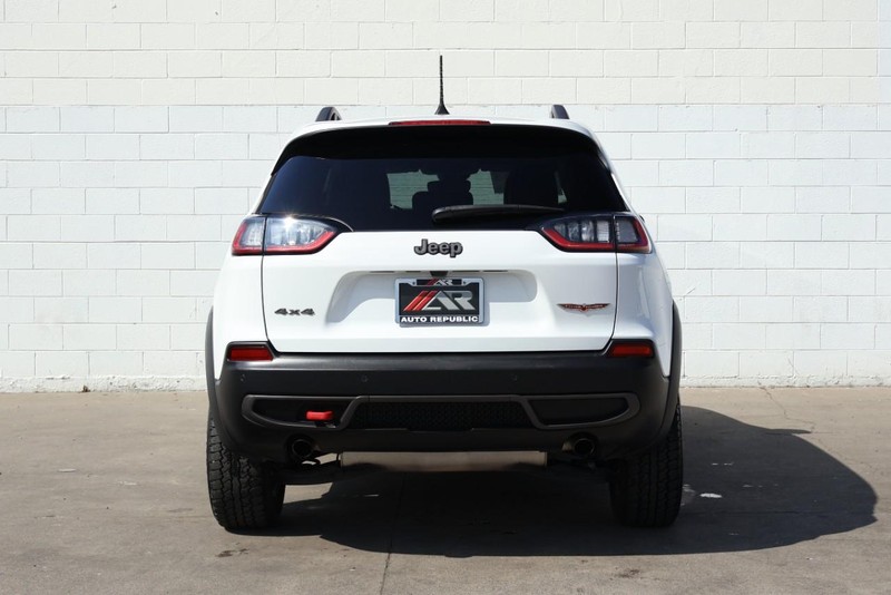 Jeep Cherokee Vehicle Full-screen Gallery Image 06