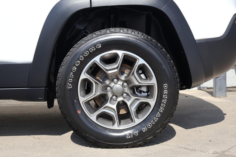 Jeep Cherokee Vehicle Full-screen Gallery Image 14