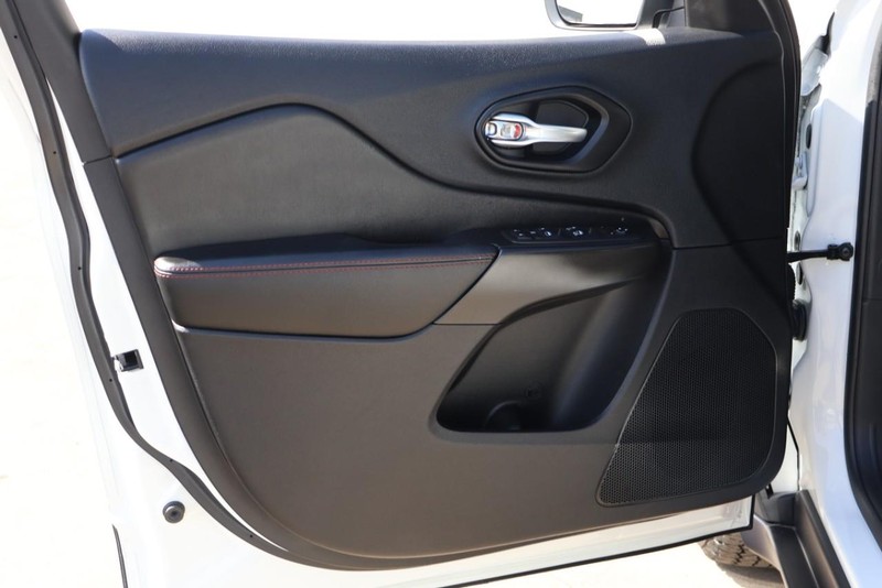 Jeep Cherokee Vehicle Full-screen Gallery Image 15