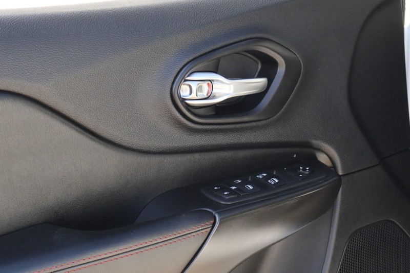 Jeep Cherokee Vehicle Full-screen Gallery Image 16