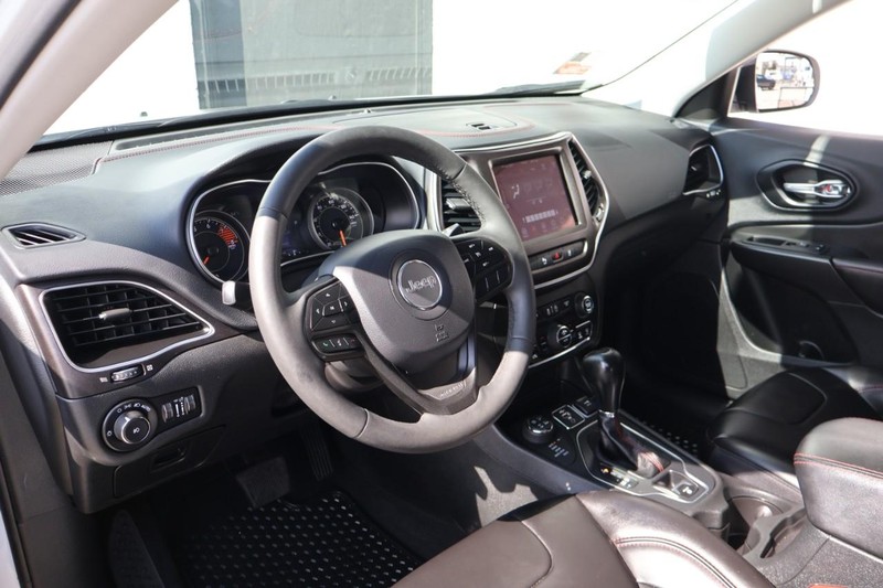 Jeep Cherokee Vehicle Full-screen Gallery Image 17