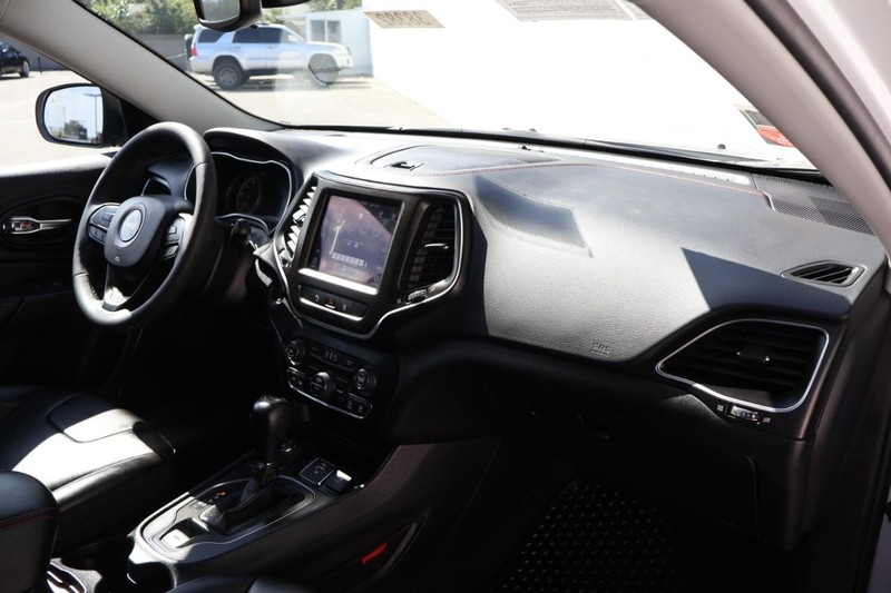 Jeep Cherokee Vehicle Full-screen Gallery Image 22