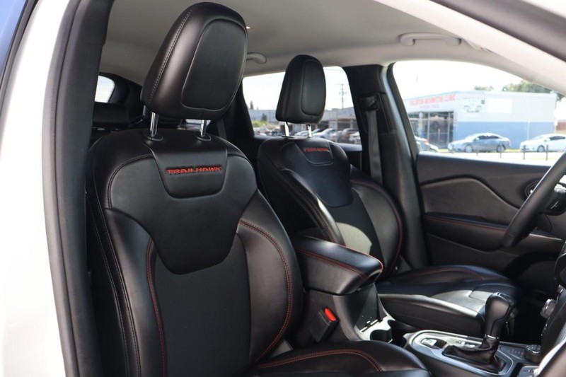 Jeep Cherokee Vehicle Full-screen Gallery Image 23